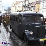 Nietypowe upamiętnienie ofiar Katynia. Rekonstrukcja historyczna na ulicach Białegostoku