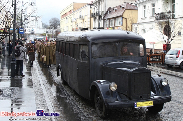 Nietypowe upamiętnienie ofiar Katynia. Rekonstrukcja historyczna na ulicach Białegostoku