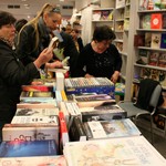 Można kupić książki z rabatem i spotkać znanych pisarzy. Trwają Targi Książki