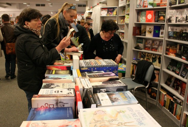 Można kupić książki z rabatem i spotkać znanych pisarzy. Trwają Targi Książki