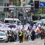 KOD manifestuje w święto Konstytucji [ZDJĘCIA]