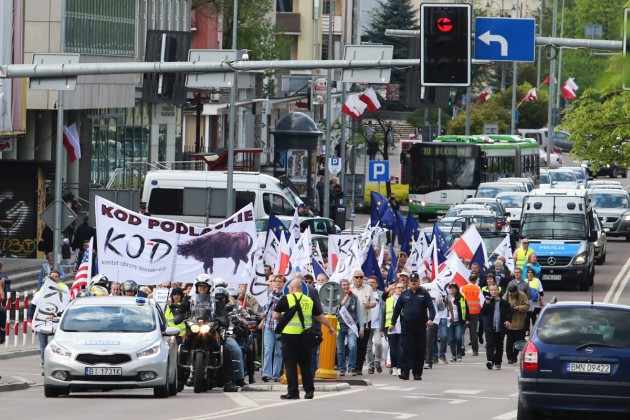 KOD manifestuje w święto Konstytucji [ZDJĘCIA]