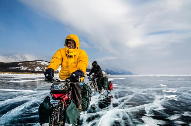 Rowerami przez zamarznięty Bajkał. Podróżnicy pokonali ponad 900 km [WIDEO]