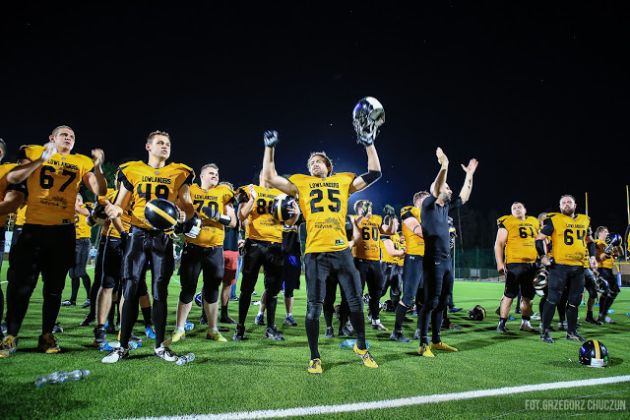 Futbol amerykański. Dobra forma Lowlanders i pewne zwycięstwo z Warsaw Sharks [ZDJĘCIA]