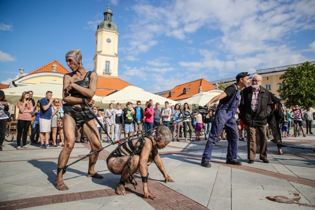 Intrygujący projekt w centrum miasta. Na rynku stanęła klatka [ZDJĘCIA]