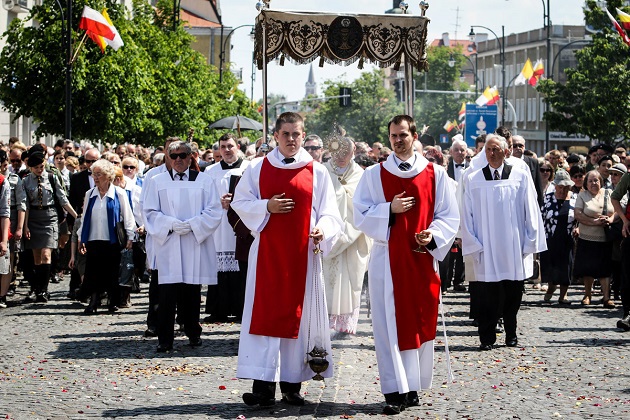 Boże Ciało. Białostoczanie wzięli udział w uroczystej procesji [ZDJĘCIA]