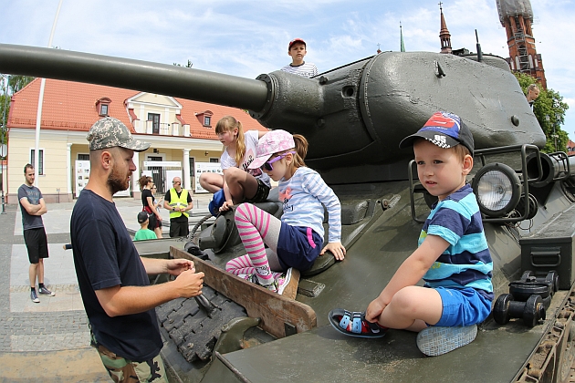 Czołg na rynku. Na Piknik Militarny do Ogrodniczek dowiozą specjalne autobusy [ZDJĘCIA]