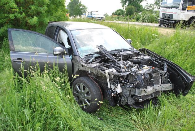 Wypadek na krajowej 16. Toyota zderzyła się z ciężarówką 