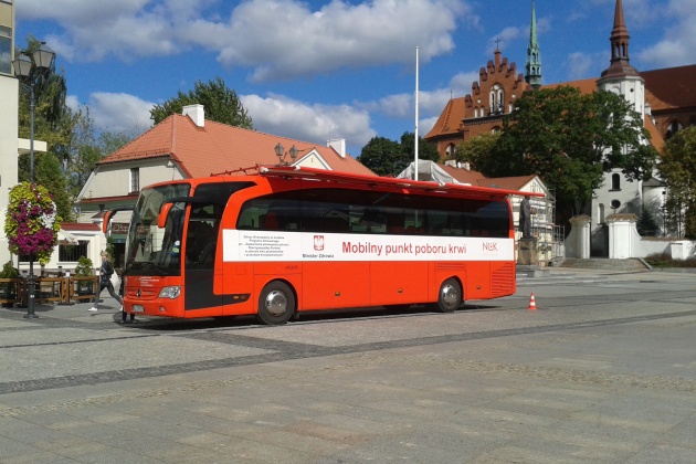 Krwiobus stanie na Rynku Kościuszki