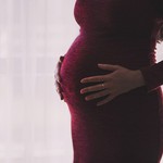 Umowy, zwolnienia i ograniczony czas pracy. Jakie prawa pracownicze ma kobieta w ciąży?