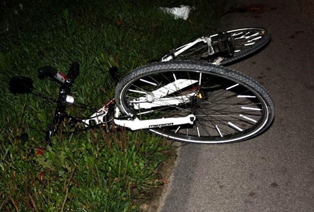 W rowerzystów wjechało rozpędzone auto. Nie żyje 36-letni mężczyzna