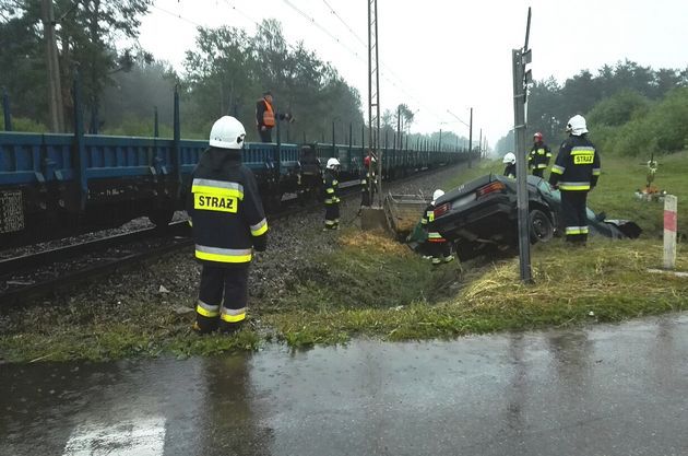 Wjechał mercedesem pod pociąg towarowy