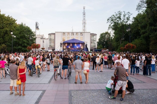 Piknik z przysmakami. Można ich spróbować na placu przed Teatrem Dramatycznym