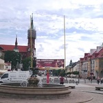 Białystok żyje XI SuperFinałem. W centrum miasta wyrosły futbolowe monumenty