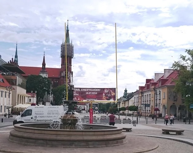 Białystok żyje XI SuperFinałem. W centrum miasta wyrosły futbolowe monumenty