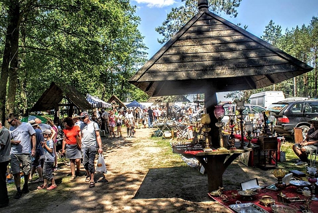 Lipcowy jarmark w Kiermusach. Na stoiskach można kupić starocie i rękodzieło ludowe