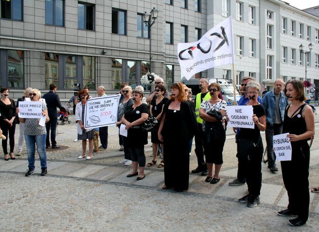 Czarny protest podlaskiego KOD. Młodzież Wszechpolska: "To skandaliczne i śmieszne"