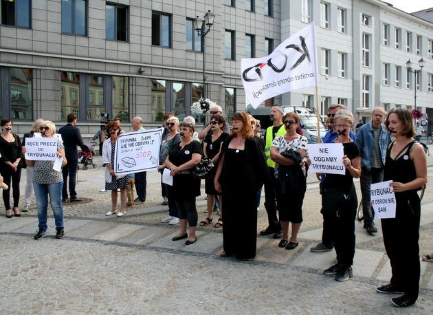 Czarny protest podlaskiego KOD. Młodzież Wszechpolska: "To skandaliczne i śmieszne" 