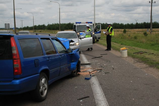 Ford zderzył się z volvo. Zginęła 27-letnia pasażerka