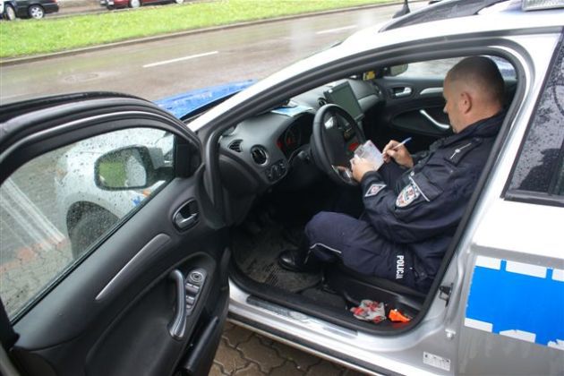 Pijani kierowcy. Pierwszy prowadził autobus, drugi chciał wygrać zakład z kolegami