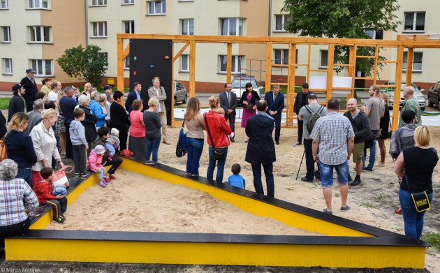 Podwórko obok bloku przy ul. Włókienniczej zmieniło się nie do poznania