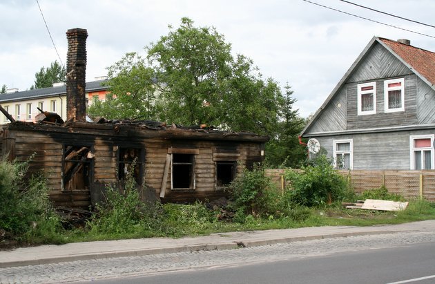 Pożar na Bojarach. Spłonął drewniany dom
