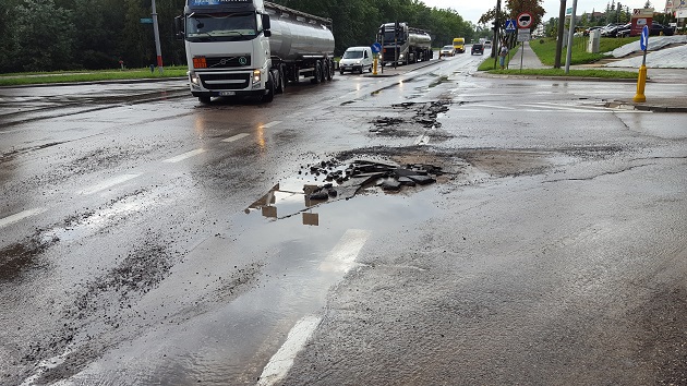 Skutki ulewy. Podtopione piwnice, połamane drzewa, zniszczony asfalt [ZDJĘCIA]