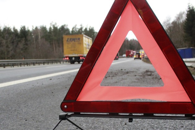 Volkswagen dachował i wypadł z drogi. Pasażerowie z urazami kręgosłupa i głowy