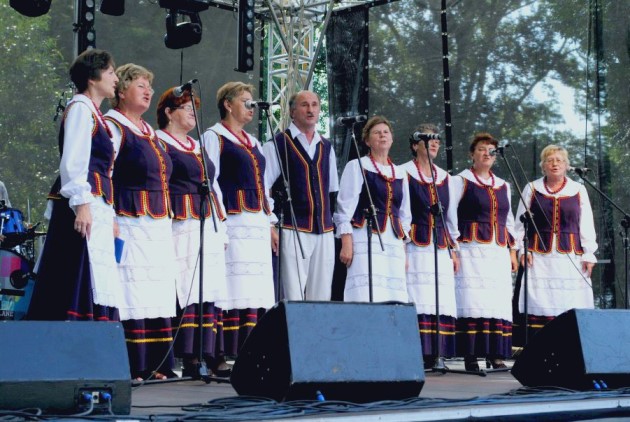 Jarmark Dominikański w Choroszczy. Stoiska, koncerty i kolumna zabytkowych aut [WIDEO]