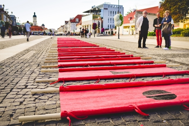 Nosze przed katedrą, szpony przy teatrze. W mieście stanęły nurtujące instalacje [ZDJĘCIA]