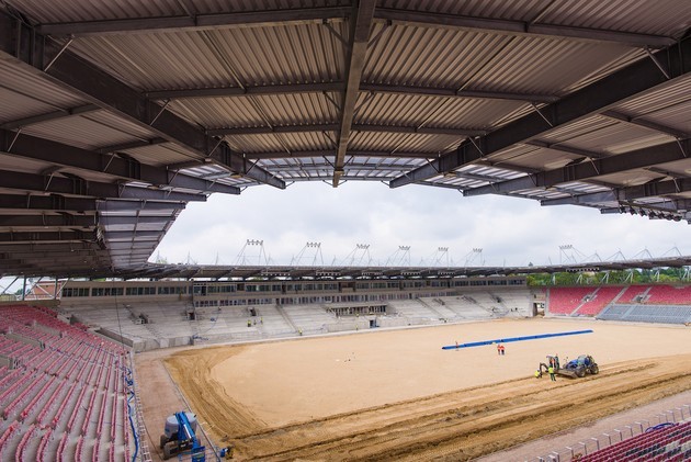 Dach nowego stadionu zamontowany. Firma będzie zatrudniać