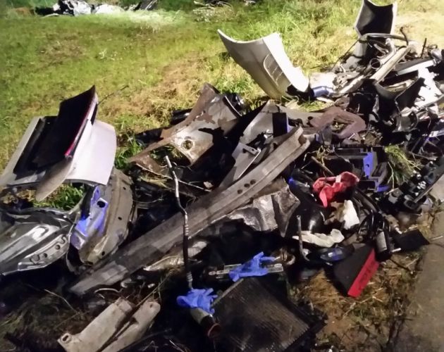 Śmiertelny wypadek drogowy. Zginęły dwie osoby, a porsche całkowicie rozpadło się