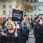 Przez Białystok przeszedł czarny protest. Kobiety nie chcą zaostrzenia prawa [ZDJĘCIA]