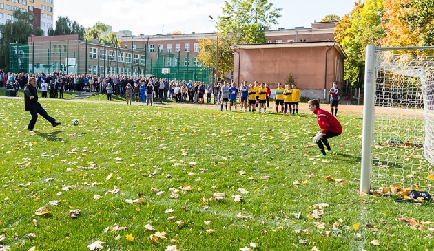 Szkoły przy Stołecznej zyskały boiska z infrastrukturą lekkoatletyczną i siłownię