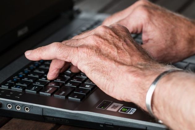 Białostocki senior przy komputerze. Bezpłatne zajęcia poprowadzą uczniowie