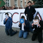 Kilkuosobowy protest Młodzieży Wszechpolskiej przeciwko CETA. Rolników nie było