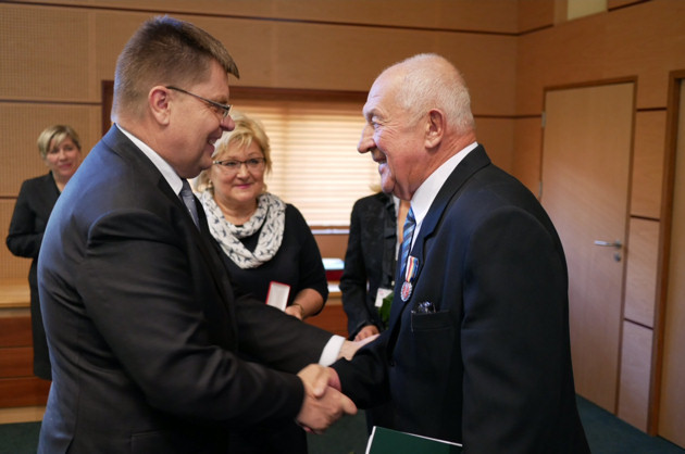 Seniorzy świętowali. Marszałek przekazał Honorową Odznakę Województwa Podlaskiego