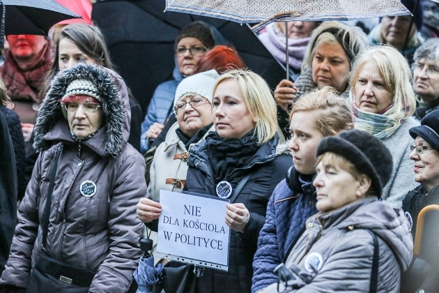 Sprzeciw wobec przemocy i ingerencji Kościoła w politykę. Kolejny strajk kobiet [ZDJĘCIA]