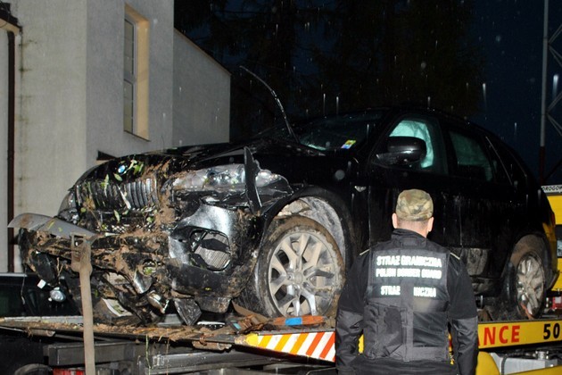 Uciekając przed strażą graniczną, wpadł do rowu bmw za 250 tys. zł