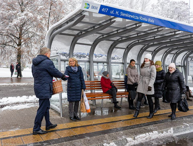 Flagi od prezydenta dla mieszkańców oraz dzieci ze szkół podstawowych i przedszkoli