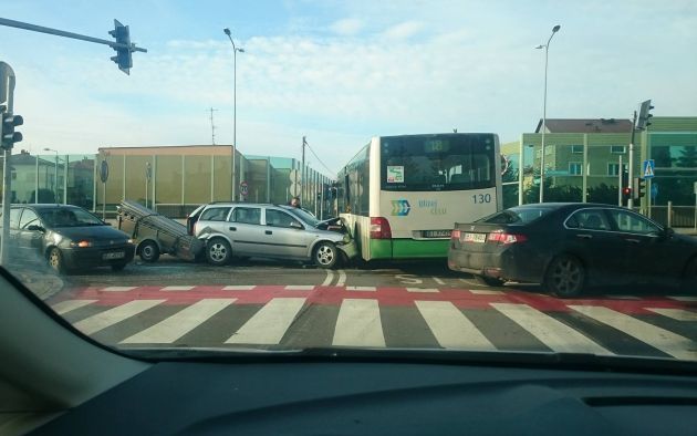 Kolizja w Białymstoku. Samochód uderzył w autobus