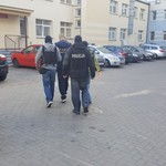 Nie dopełnili obowiązków służbowych. Zarzuty dla policjantów, którym uciekł podejrzany