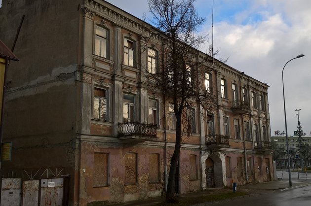 Zabytek przy ul. Dąbrowskiego niszczeje. Czy radni wymuszą reakcję miasta w tej sprawie?