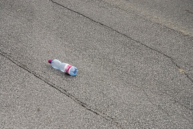 Dziewczynka trafiła do szpitala po wypiciu napoju z plastikowej butelki