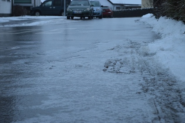 Uwaga na gołoledź. Synoptycy ostrzegają przed marznącymi opadami deszczu