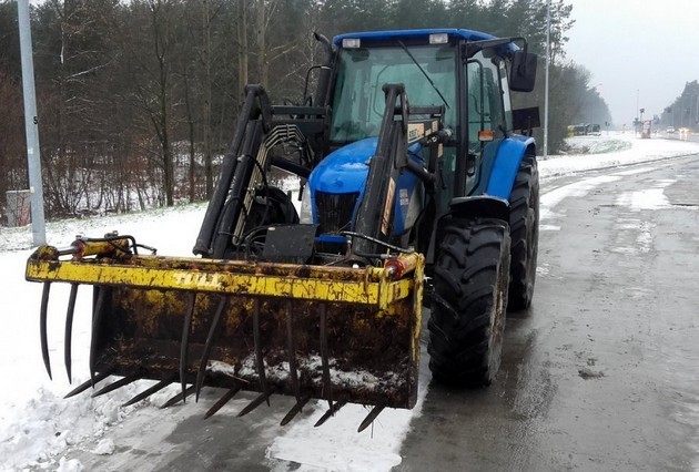 Ulicą Ciołkowskiego jechał ciągnik bez tablic rejestracyjnych, za to z pijanym kierowcą