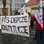 W obronie mediów i demokracji. Spontaniczny protest pod pomnikiem marszałka