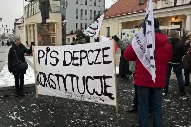 W obronie mediów i demokracji. Spontaniczny protest pod pomnikiem marszałka