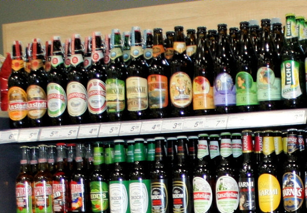 Okradał sklepy na Wysokim Stoczku. Wynosił alkohol, kosmetyki i przybory toaletowe