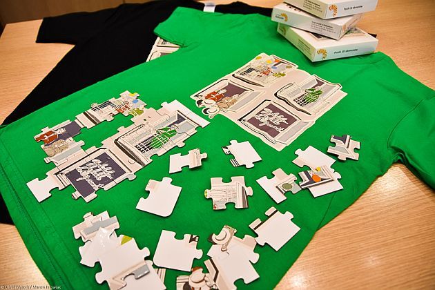 Są gadżety promujące esperanto - koszulki z Zamenhofem i puzzle